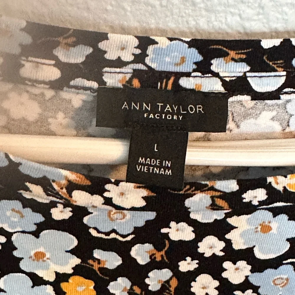 Ann Taylor Loft Floral Puff Short Sleeved Blouse, Size Large - Picture 4 of 9